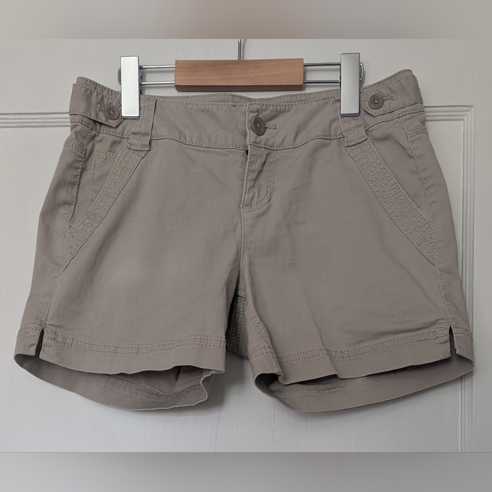 DKNY JEANS Womens Chino Women's Beige Shorts With Side Slits, Pockets. Size 4